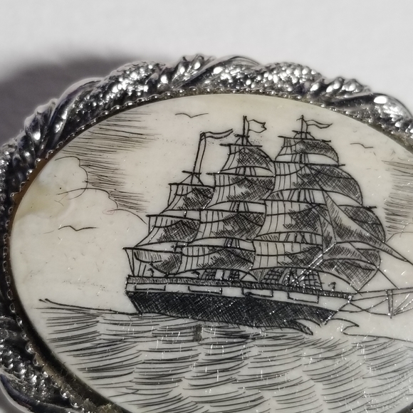 Relisted -Vintage ship brooch scrimshaw style silver tone boat nautical pin - Picture 6 of 11